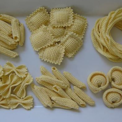 diversos tipos de macarrão em crochê